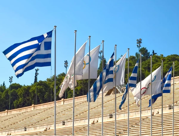 Исторический Олимпийский Стадион Флагом Афинах — стоковое фото