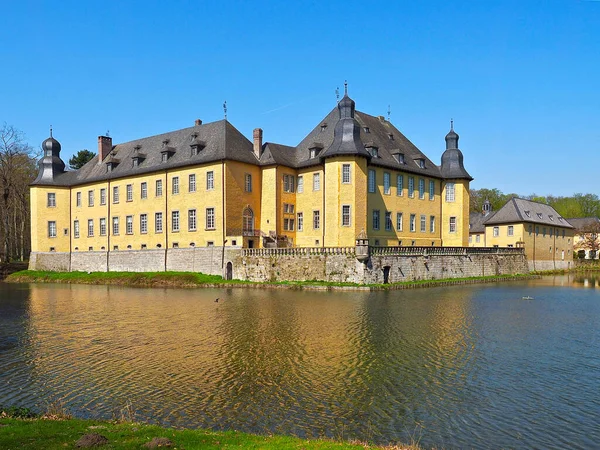 Zamek Schloss Dyck Juechen Wiosną — Zdjęcie stockowe