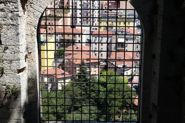Kale Penceresinden Mimari Detayların Güzel Manzarası — Stok fotoğraf