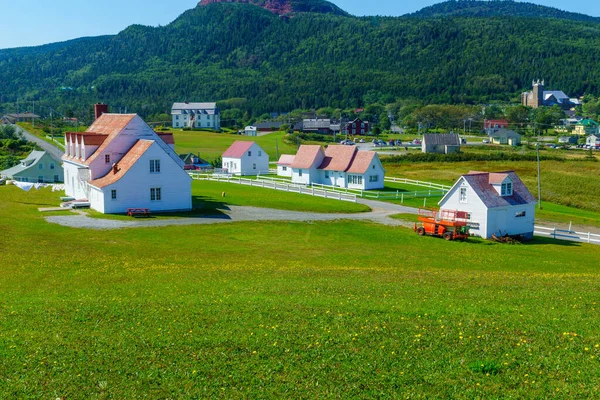 View Perce Village Front Green Hills — Stock Photo, Image