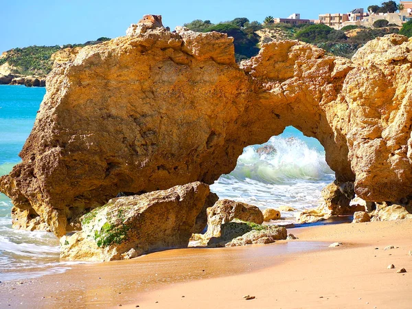 Portekiz Albufeira Kıyısındaki Mavi Okyanusta Kızıl Kayalıklar — Stok fotoğraf