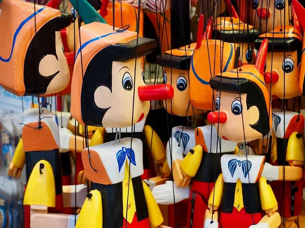 Many Wooden Pinocchio Puppets Market — Stock Photo, Image