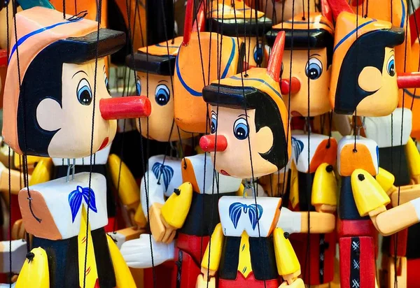 Veel Houten Pinocchio Poppen Een Markt — Stockfoto