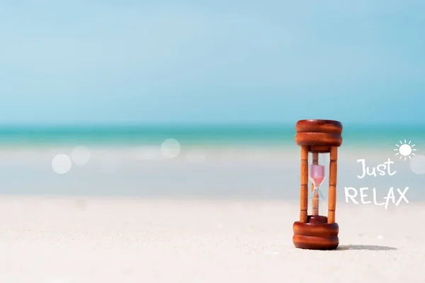 Basta Rilassarsi Citazione Con Clessidra Sulla Sabbia Spiaggia Estiva Sfondo — Foto Stock