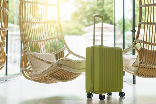 ラタン掛かる椅子が付いている緑の荷物 焦点の前部荷物 — ストック写真