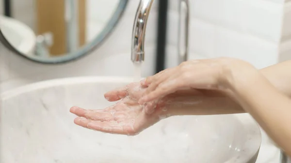 Mujer Lavándose Las Manos Enfoque Dedo — Foto de Stock