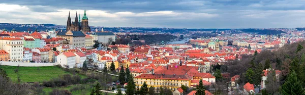 从Petrin山俯瞰布拉格全景 欧洲旅行的概念 — 图库照片
