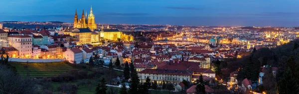 从Petrin山俯瞰布拉格全景 欧洲旅行的概念 — 图库照片