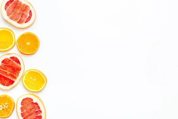 グレープフルーツとオレンジのスライストップビュー コピースペース — ストック写真