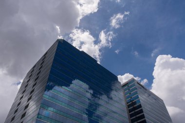 Cam ofis binası ile mavi gökyüzü