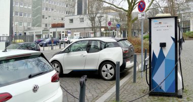 Brunswick, Aşağı Saksonya, Almanya, 27 Ocak 2018: Brunswick, Almanya 'da elektrikli arabalar için şarj istasyonu