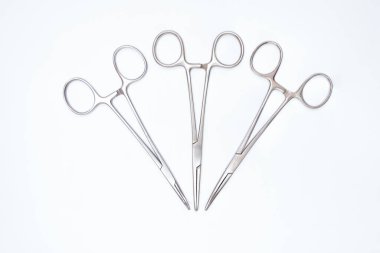 Beyaz arkaplanda üç cerrahi kelepçe izole edildi