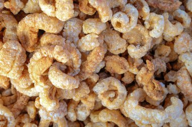 Kızarmış domuz derisi, yakın çekim. 