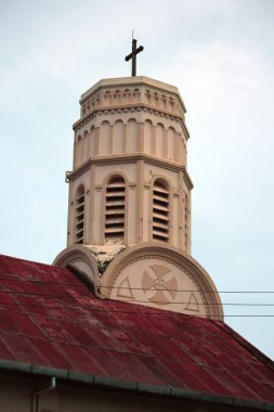 Kilise kulesinin tepesinde pantolon var.