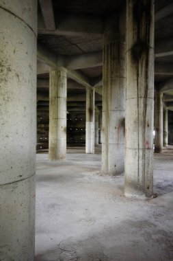 İnşaat üssü için yuvarlak sütunlar.