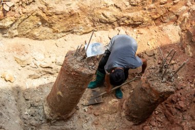 İnşaat işçileri hayatları için tehlikeli olan kask takmadan inşaat sahalarında çalışıyorlar.. 