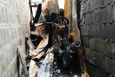 Yangın arka plandaki evin yakınında hasar gördü