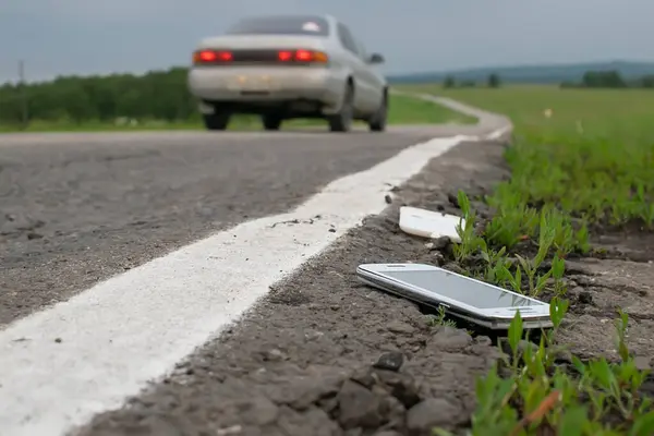 破損した携帯が道路に横たわっています — ストック写真