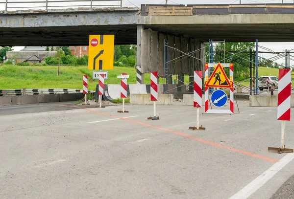 Señales Tráfico Desvío Reparación Carretera Carretera Circunvalación Asfalto Cerca Zona — Foto de Stock