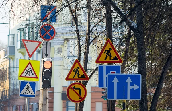 Vägskyltar Reparation Vägen Nära Trafikljuset — Stockfoto