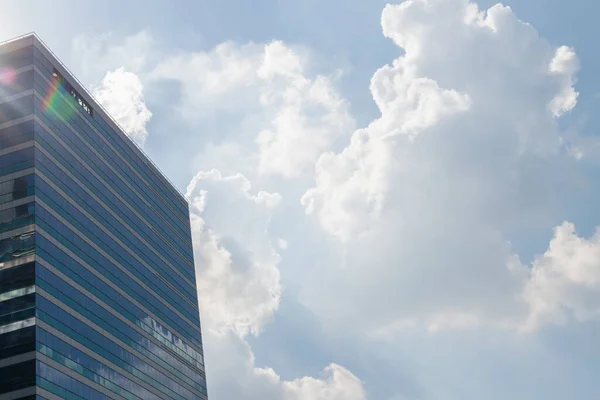 青空とオフィスビルのガラス — ストック写真