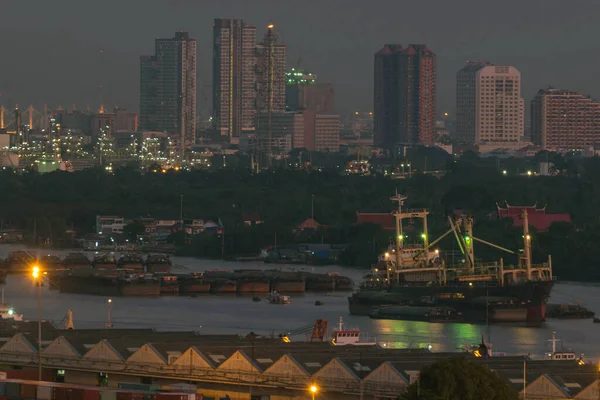 夜の港と空バンコク市内 — ストック写真