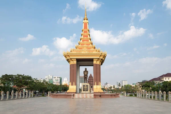 Статуя Короля Отца Нородома Сианука Пномпень Камбоджа — стоковое фото