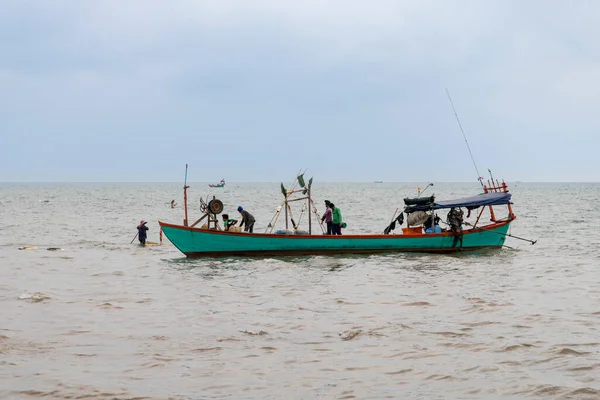 Yengeç Pazarında Balıkçı Teknesi Kep Kamboçya — Stok fotoğraf