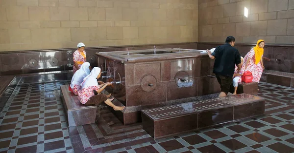 Muscat Oman January 2014 Faithful Muslims Washing Rituals — Stock Photo, Image