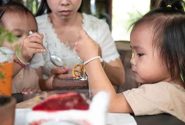 Glückliche Asiatische Familie Isst Schokoladenkuchen Köstlich Kaffeehaus Chiang Mai — Stockfoto