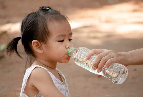 Aziatisch Klein Meisje Zitten Grond Het Drinken Van Wat Water — Stockfoto