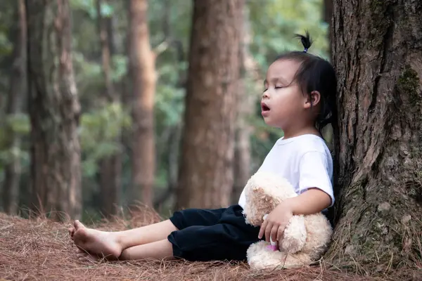 Asiatique Petite Fille Enfant Est Étreignant Ours Assis Sur Sol — Photo