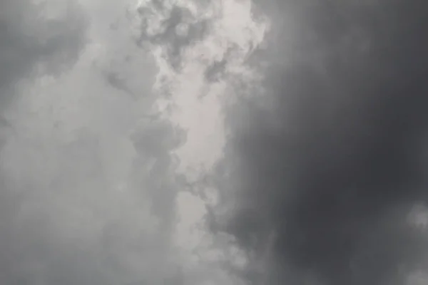 Der Dunkelgraue Dramatische Himmel Mit Großen Wolken Der Regenzeit — Stockfoto