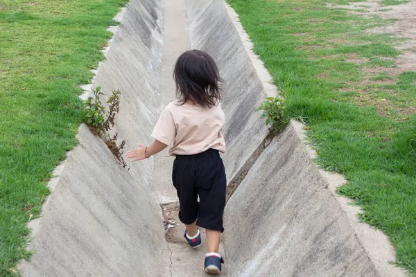 Ragazzina Asiatica Che Gioca Nel Beccuccio Acqua Cemento Rainspout Parco — Foto Stock