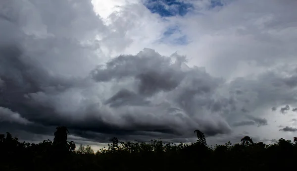 Темно Серое Драматическое Небо Большими Облаками Перед Дождем — стоковое фото