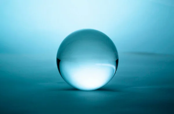 绿色梯度背景下透明的水晶玻璃球球 — 图库照片