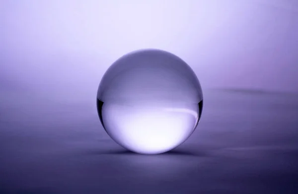 紫色梯度背景下透明的水晶玻璃球球 — 图库照片