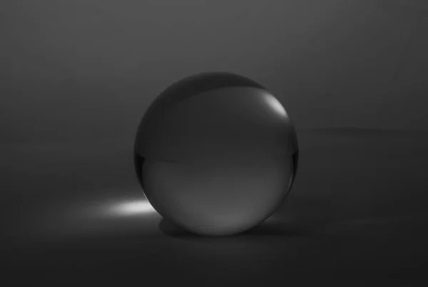 Boule Cristal Verre Transparent Sur Fond Dégradé Gris Foncé — Photo