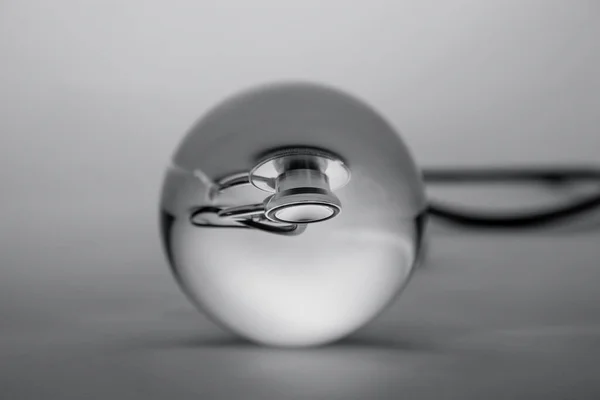 Кришталева Скляна Кулька Розкриває Внутрішній Медичний Стетоскоп Сірому Градієнтному Фоні — стокове фото
