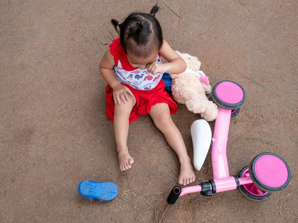 Asiatique Petite Fille Assis Sur Sol Après Être Tombé Blesser — Photo