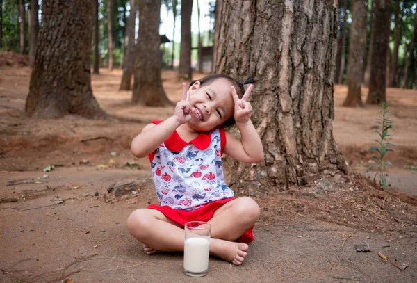 Asyalı Küçük Çocuk Bahçedeki Camdan Lezzetli Bir Şekilde Süt Içiyor — Stok fotoğraf