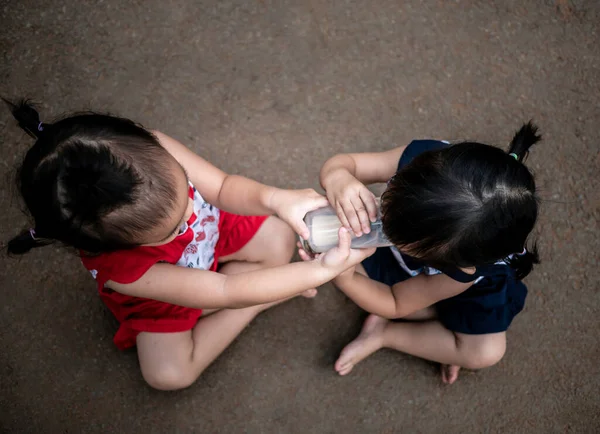 Asiatique Petit Enfant Assis Dans Jardin Donner Peu Lait Sœur — Photo