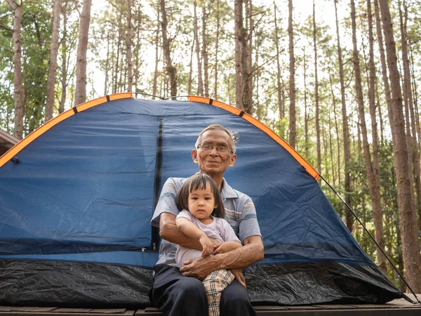 Asiatique Grand Père Enfant Fille Assis Page Camping Pleine Nature — Photo