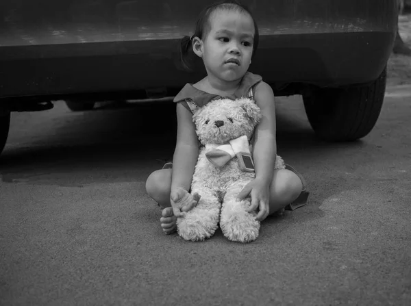 Asiatique Petit Enfant Assis Avec Pleurs Câlins Ours Sur Route — Photo