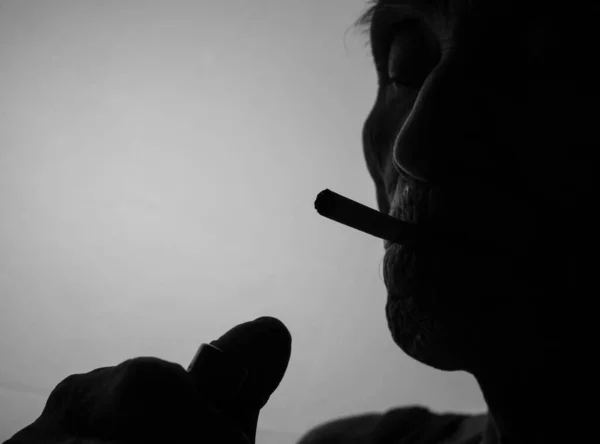 Weltnichtrauchertag Die Silhouette Eines Älteren Asiatischen Mannes Raucht Mit Platz — Stockfoto