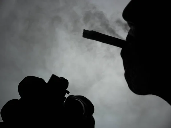 Weltnichtrauchertag Die Silhouette Eines Älteren Asiatischen Mannes Raucht Mit Platz — Stockfoto