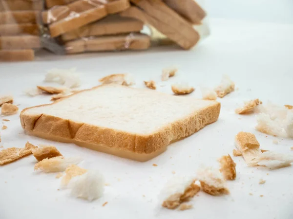 Beyaz Masa Arkasında Dağınık Ekmek Kırıntıları Dilimlenmiş Ekmek — Stok fotoğraf