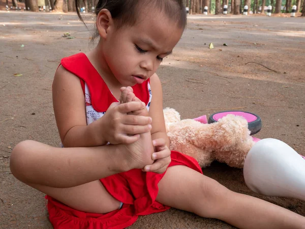Asyalı Küçük Kız Düştükten Yaralandıktan Sonra Yerde Oturuyor — Stok fotoğraf
