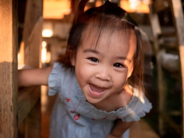 Asiatique Petite Fille Jouer Peek Boo Avec Mère Avec Lumière — Photo