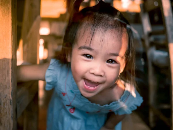 Asiatique Petite Fille Jouer Peek Boo Avec Mère Avec Lumière — Photo